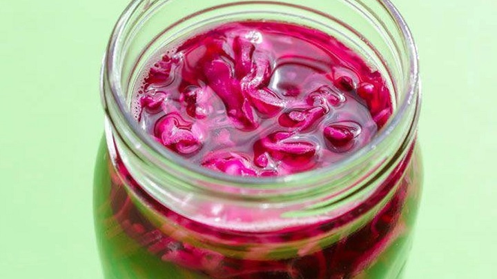 مراحل تهیه ترشی پیاز با کلم قرمز