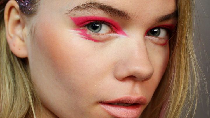 آرایش چشم صورتی مات با لبههای محو آرایش چشم صورتی مات با لبههای محو