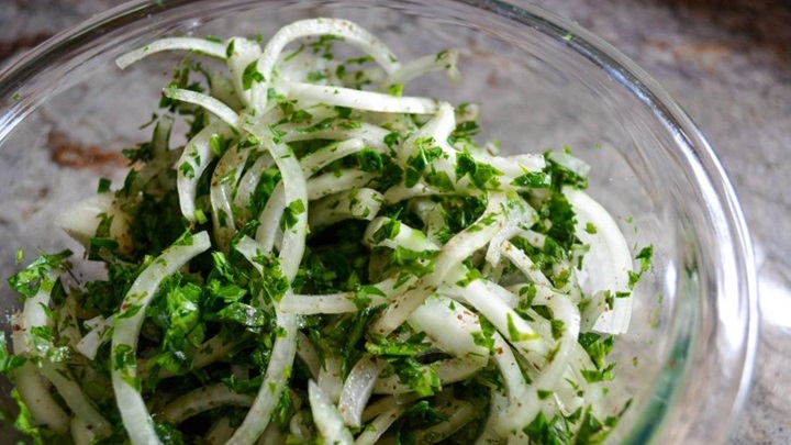 مراحل تهیه پیاز جعفری رستورانی مراحل تهیه پیاز جعفری رستورانی