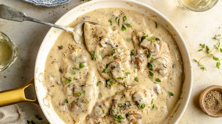 نکات و فوت و فن‌های تهیه خوراک مرغ، قارچ و سیب زمینی خامه‌ای