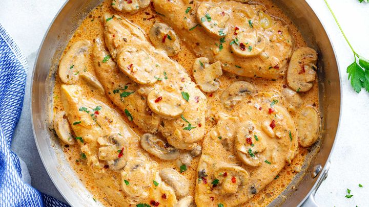 مراحل تهیه خوراک مرغ، قارچ و سیب زمینی خامه‌ای