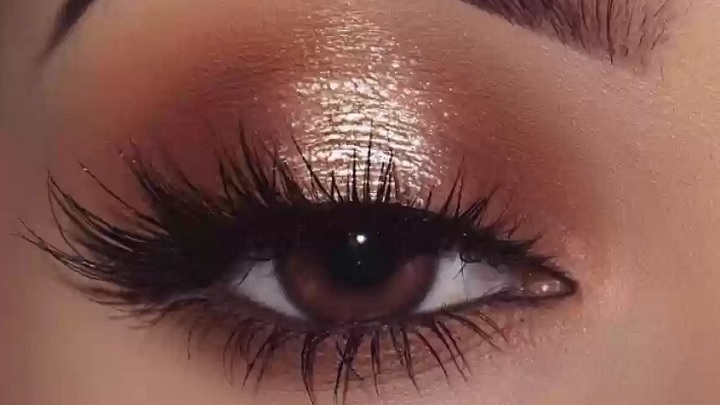 ترکیب سایه‌های مات و شاین‌دار: یک آرایش حرفه‌ای