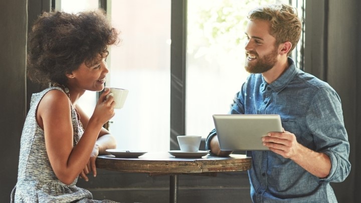 تشویق کردن شما از نشانههای افردای که دوستتان دارند تشویق کردن شما از نشانههای افردای که دوستتان دارند