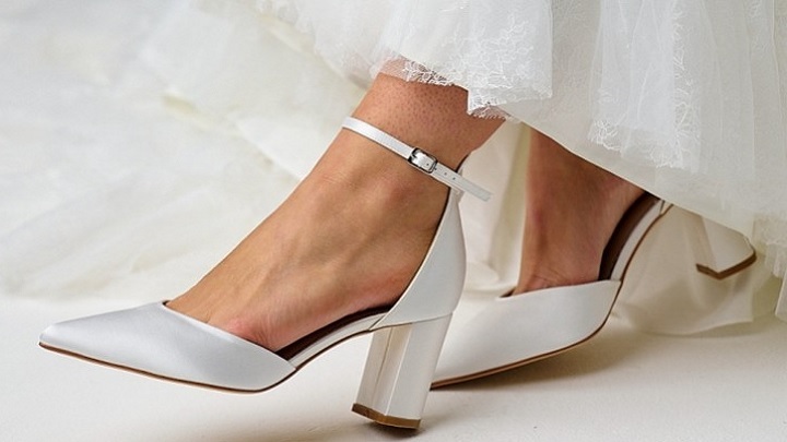 سادگیای که میدرخشد: کفشهای پاشنه بلند عروس ساده سادگیای که میدرخشد: کفشهای پاشنه بلند عروس ساده