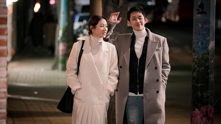 ماجرایی زیر باران (Something in the Rain) از بهترین فیلم و سریال‌های جونگ هه این