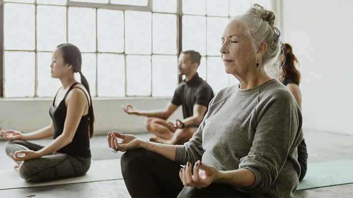 مدیتیشن به همراه سوزاندن مریم گلی