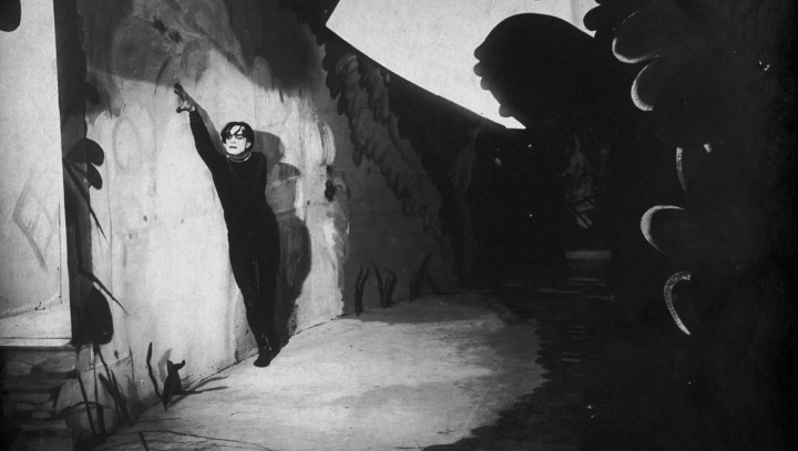 مطب دکتر کالیگاری (The Cabinet of Dr. Caligari) از بهترین فیلمهای ترسناک مناسب هالووین مطب دکتر کالیگاری (The Cabinet of Dr. Caligari) از بهترین فیلمهای ترسناک مناسب هالووین