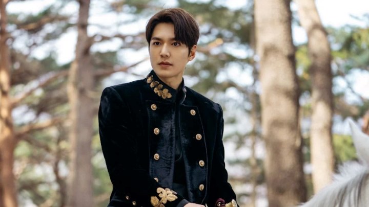 پادشاه: سلطنت ابدی (The King: Eternal Monarch) از بهترین سریالهای کرهای با موضوع سفر در زمان پادشاه: سلطنت ابدی (The King: Eternal Monarch) از بهترین سریالهای کرهای با موضوع سفر در زمان