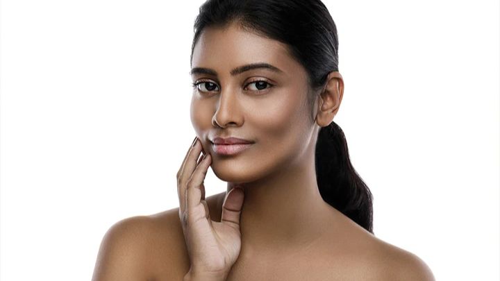 مراحل بهترین آرایش پوست گندمی در منزل