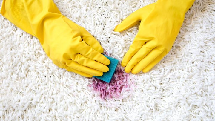 چگونه لکه‌ها را از روی فرش با سرکه پاک کنیم؟