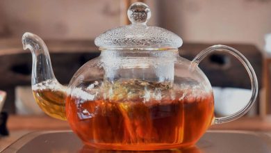 چای کهنه دم را دور نریزید؛ 19 کاربرد باورنکردنی چای مانده در خانه‌داری