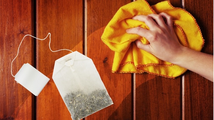 تمیز کردن سطوح چوبی با چای مانده