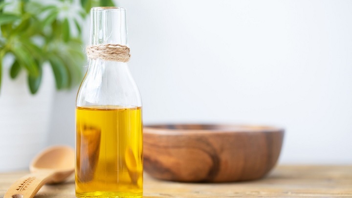 از بین بردن لکه‌ها و چربی‌ها با روغن زیتون؛ باور نمی‌کنید