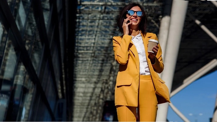 کت و شلوارهای زنانه با رنگ‌های جسورانه و طرح‌های خاص