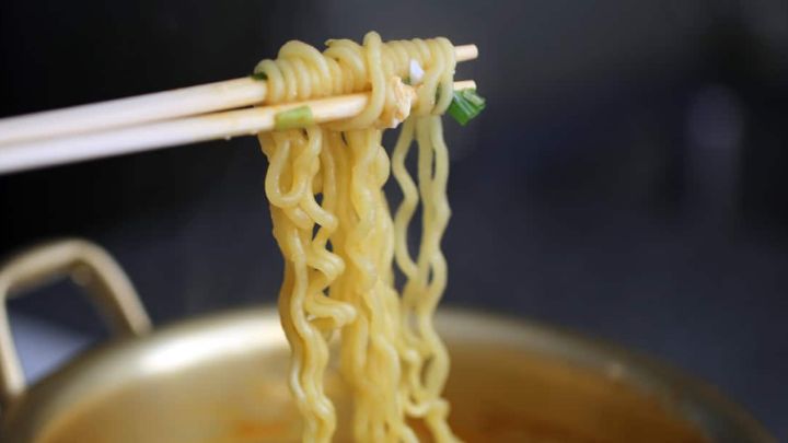 طرز تهیه نودل تند با سس گوچوجانگ و مرغ طرز تهیه نودل تند با سس گوچوجانگ و مرغ