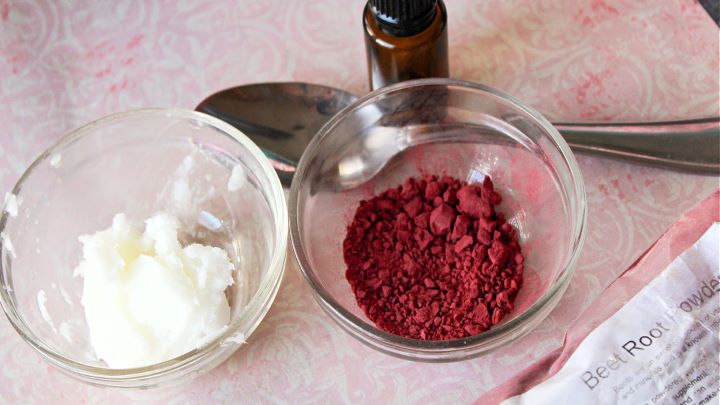 روش ساخت رژگونه طبیعی با مواد گیاهی