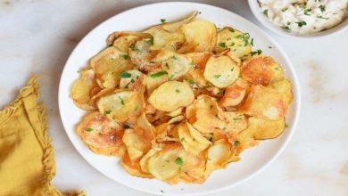 طرز تهیه چیپس پیاز و جعفری خانگی؛ خوشمزهتر از آماده