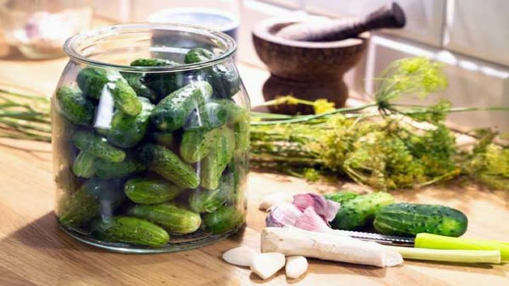 طرز تهیه خیارشور با سبزی خشک