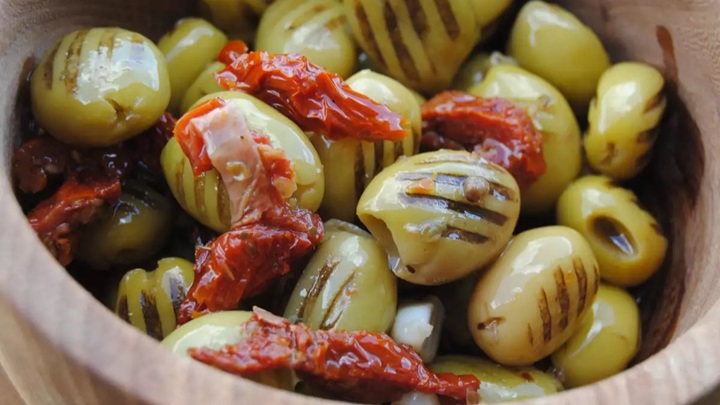 مراحل تهیه زیتون کبابی