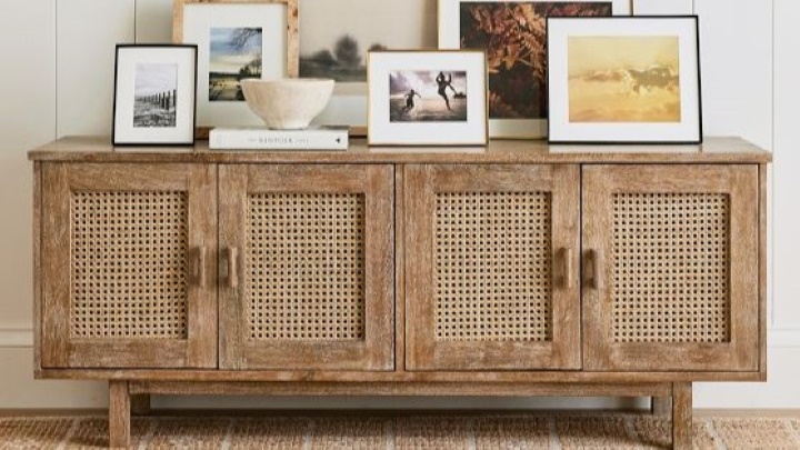 با کنسول‌های چوبی طرح ژورنالی، دکوراسیون‌تان را خاص کنید