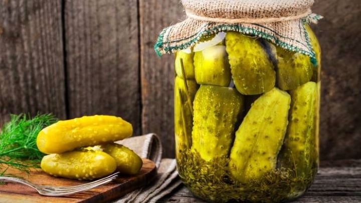 طرز تهیه خیارشور با سبزی خشک