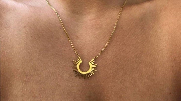 گردنبند ماه؛ هدیه‌ای که هرگز فراموش نخواهد شد