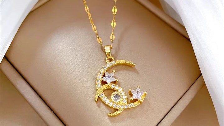 گردنبند ماه، سفری به دنیای رویاها