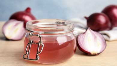 5 ترفند استفاده از آب پیاز برای بهبود سلامت مو