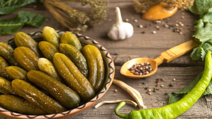 طرز تهیه خیارشور خانگی با نخود خام طرز تهیه خیارشور خانگی با نخود خام