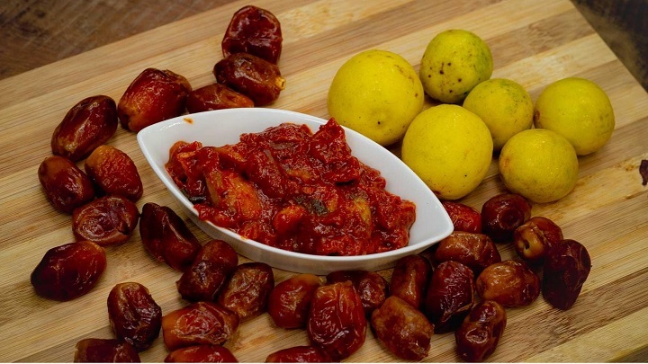 با این روش یک ترشی خاص و خوشمزه با خرما درست کنید با این روش یک ترشی خاص و خوشمزه با خرما درست کنید