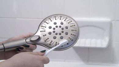 از بین بردن رسوب سردوش حمام بدون دردسر با سرکه