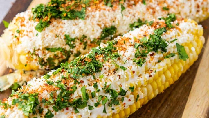 طرز تهیه سس سیر و جعفری برای بلال