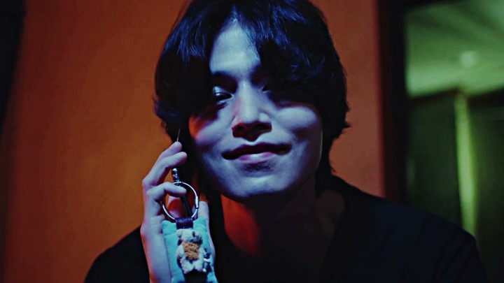 چرا باید مینی سریال کرهای غریبههایی از جهنم (Strangers from Hell) را ببینید؟ چرا باید مینی سریال کرهای غریبههایی از جهنم (Strangers from Hell) را ببینید؟