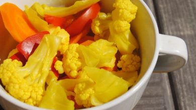 طرز تهیه ترشی گل کلم زردچوبه ای؛ رنگین و خوش‌عطر