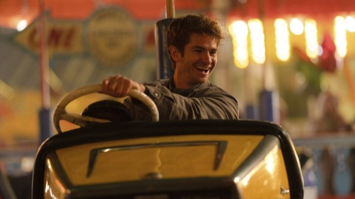 نقد و بررسی فیلم ما در زمان زندگی می‌کنیم (We Live in Time)