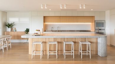 مدل‌های کابینت گلاس سفید قهوه‌ای 2024؛ تضادی زیبا در آشپزخانه