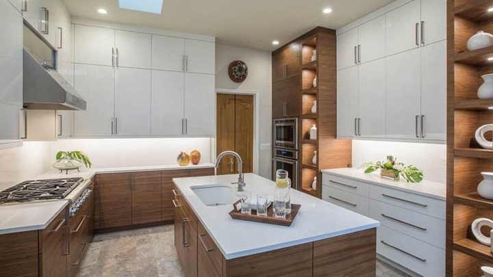 جدیدترین مدل‌های کابینت گلاس سفید قهوه‌ای؛ شیک و مدرن