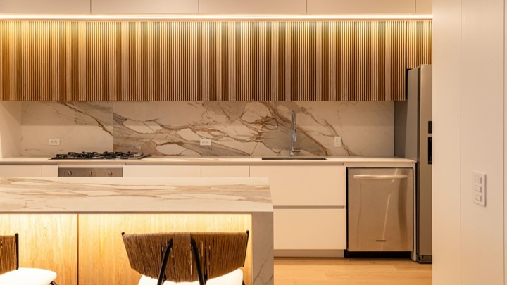 کابینت‌های گلاس سفید قهوه‌ای با نورپردازی داخلی