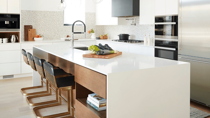 کابینت‌های گلاس سفید قهوه‌ای: افزایش فضای بصری آشپزخانه