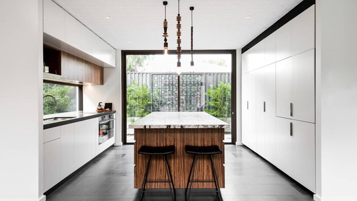 کابینت‌های گلاس سفید قهوه‌ای: تبدیل آشپزخانه به فضایی دلنشین