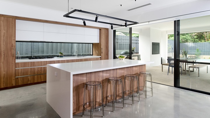 کابینت‌های گلاس سفید قهوه‌ای: تلفیقی از کلاسیک و مدرن در آشپزخانه شما