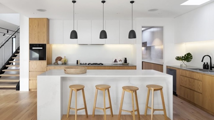 کابینت‌های گلاس سفید قهوه‌ای: ترکیبی از زیبایی و کارایی