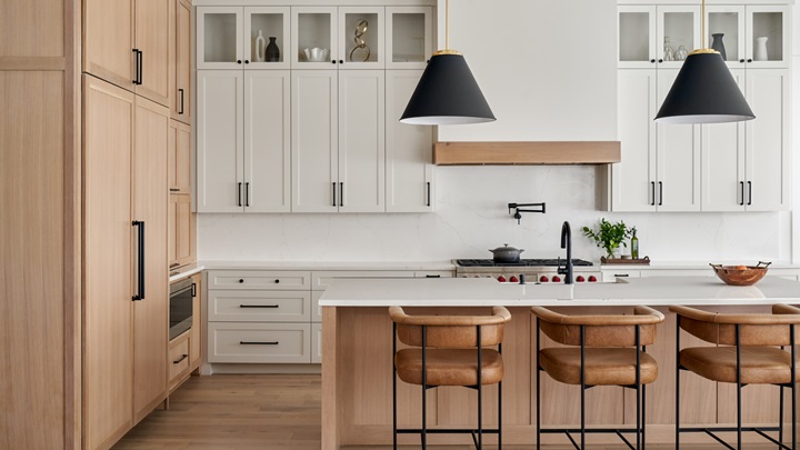 آشپزخانه‌ای لوکس با کابینت‌های هایگلاس سفید و قهوه‌ای