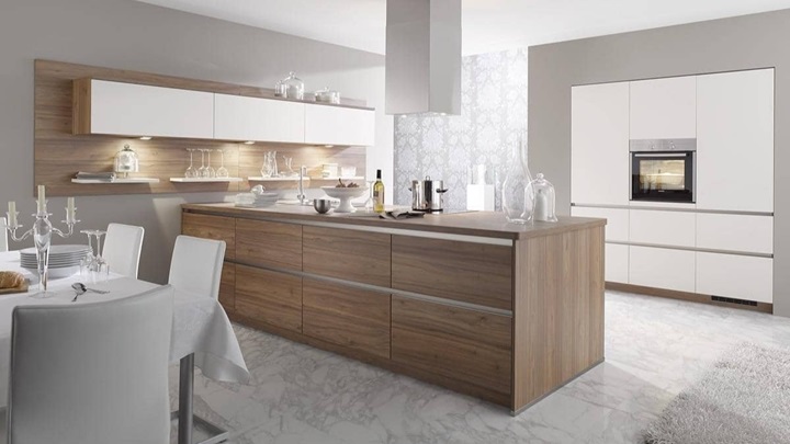 کابینت‌های گلاس سفید قهوه‌ای: روشنایی و گرمی را به آشپزخانه‌تان بیاورید