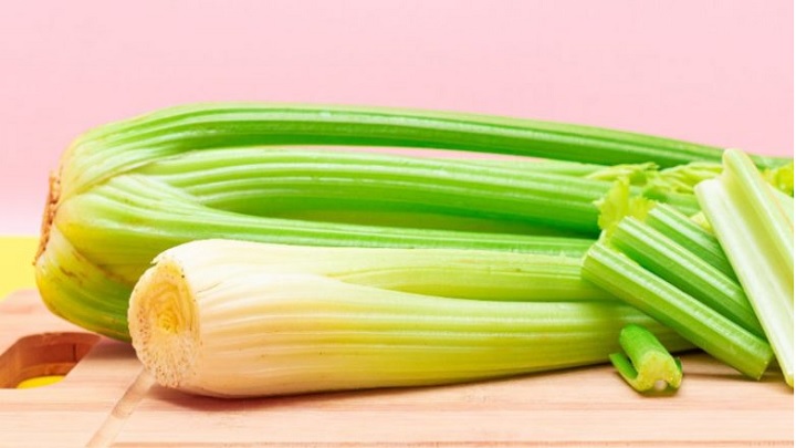 مراحل تهیه عرق کرفس خانگی با قابلمه