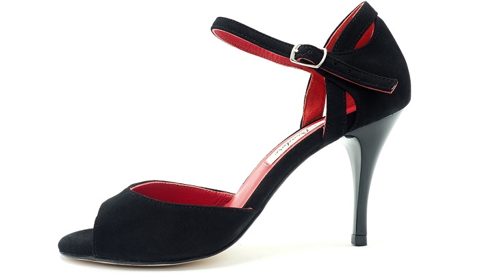 کفش‌های پاشنه میخی مشکی: تبدیل به مرکز توجه شوید