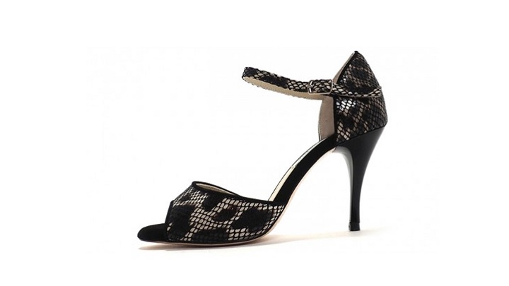 راز جذابیت زنان موفق: کفش‌های مشکی پاشنه میخی