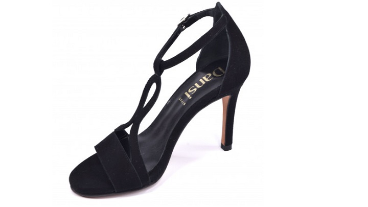 سیاه‌پوشی با کلاس جهانی: کفش‌های پاشنه میخی