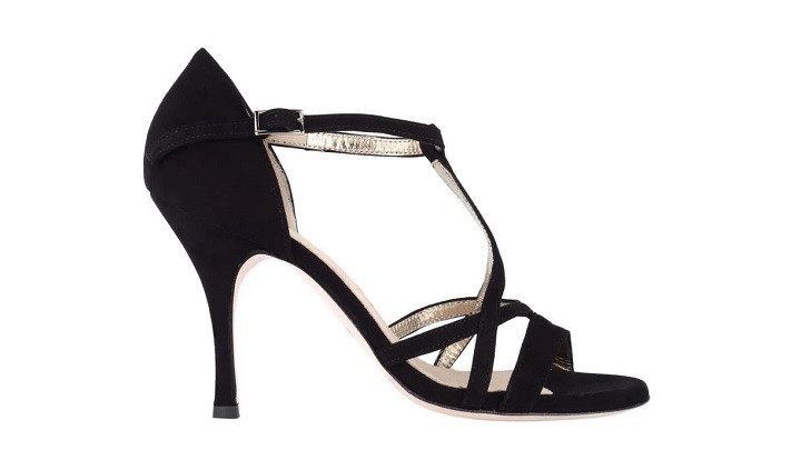 کفش‌های پاشنه میخی مشکی: نمادی از قدرت و زیبایی