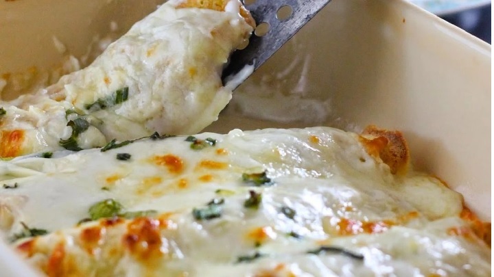 مراحل تهیه کرپ مرغ و اسفناج با سس بشامل